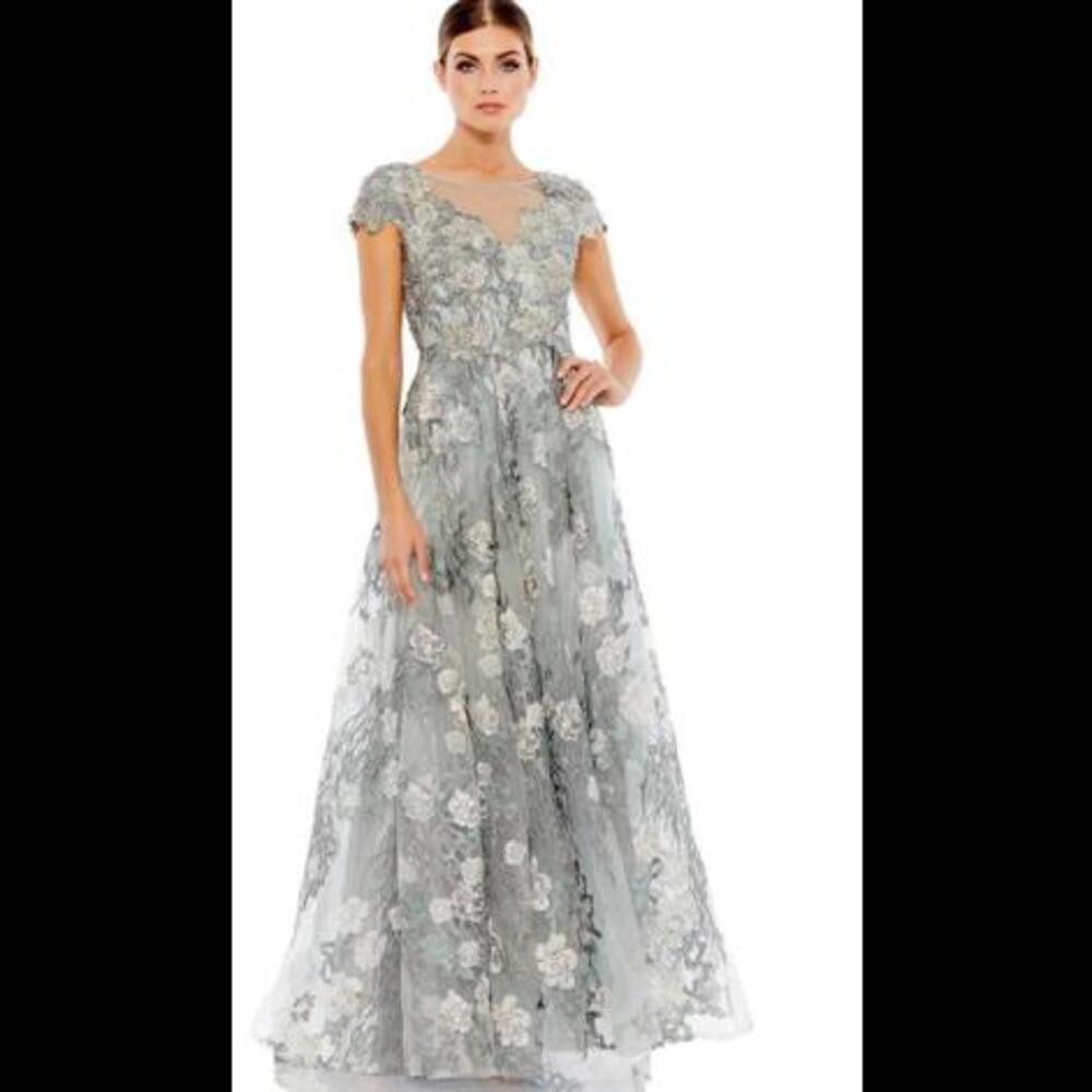 (8) Mac Duggal FLORAL EMBROIDERED SHORT SLEEVE GOWN, Sz 8